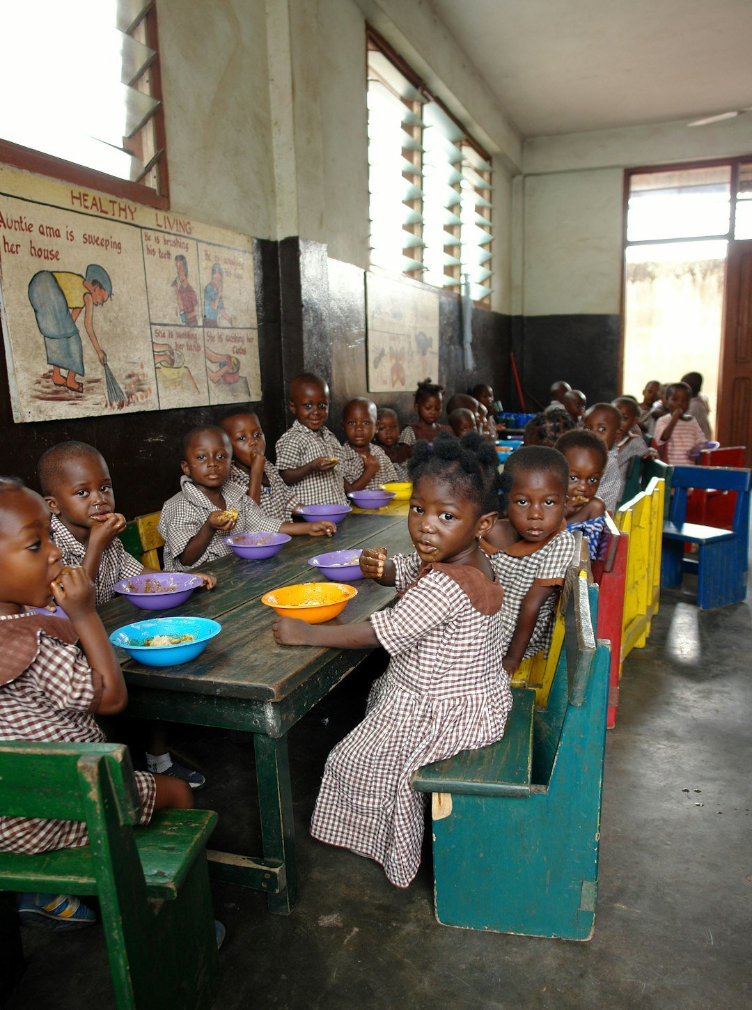 impact-img children-sitting-on-green-chair-eating-p0ojbbj1ztm